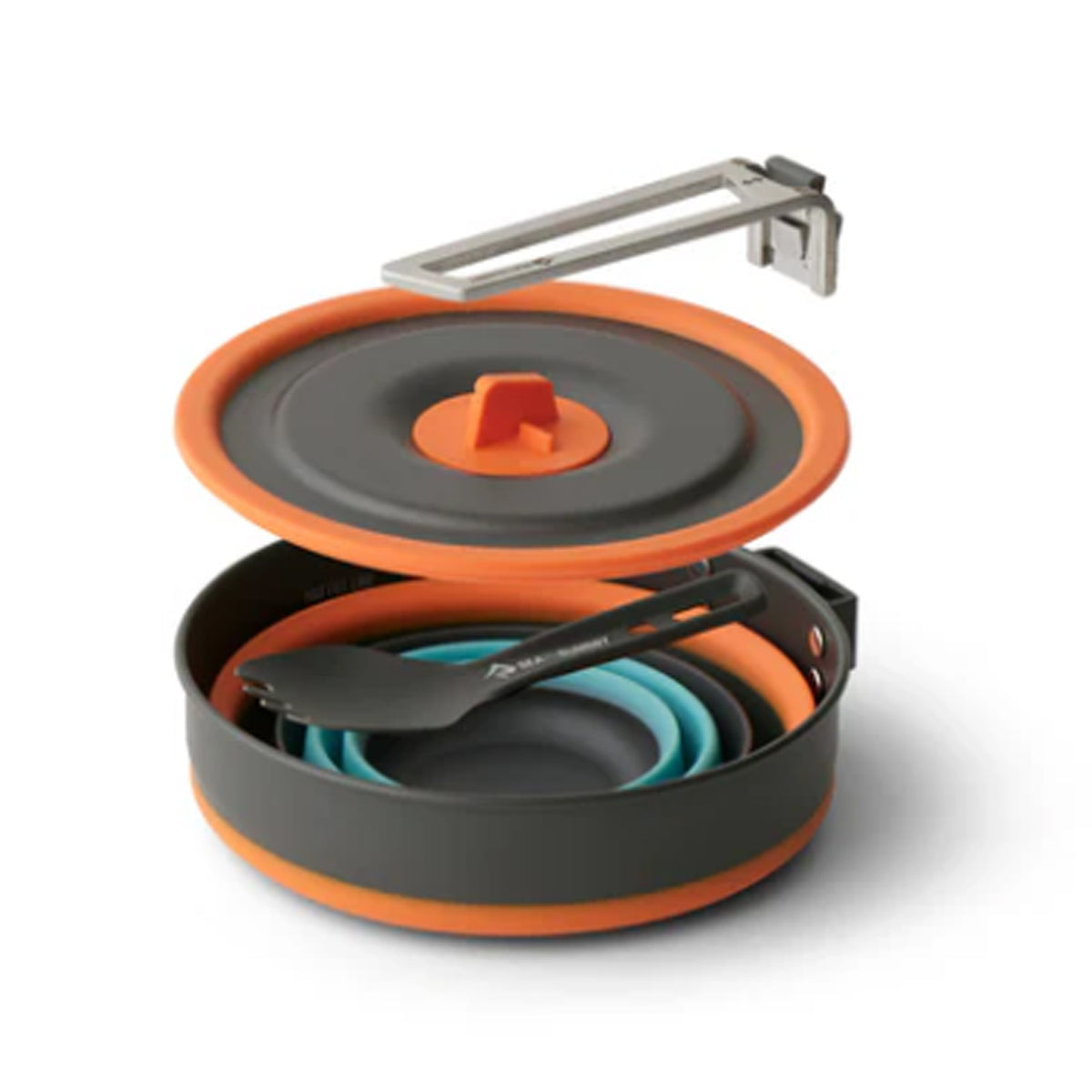 When you head out into technical terrain on a multi-day adventure, every gram counts. The Frontier Collapsible 1L Pot packs down tight and rattle-free in your pack, frame bag or panniers. When it’s time to cook, it extends out to form a full function cook pot made from food-grade silicone and an anodised aluminium base and lid. www.moralepatches.com.au