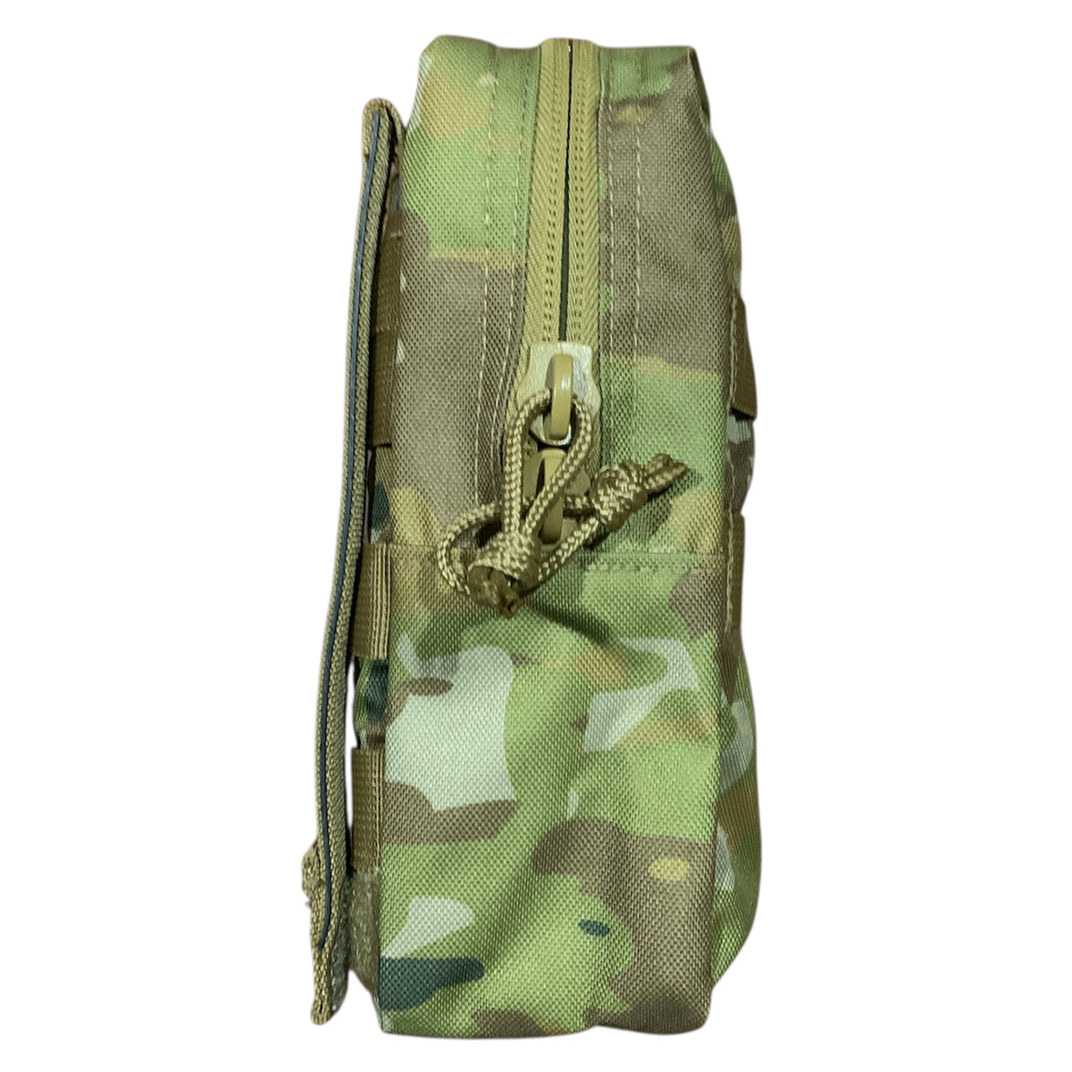 Designed for ultimate versatility, this pouch offers instant accessibility whether attached to your patrol order, assault pack, or large pack. Perfectly sized to accommodate a 1 Litre flask, it's equally adept at storing essential gear like spare rations, shaving supplies, batteries, marker panels, head torches, compact medical kits, or toggle ropes. The 1LT Single Flask Pouch AMCU is your go-to solution for organized tactical storage. www.moralepatches.com.au