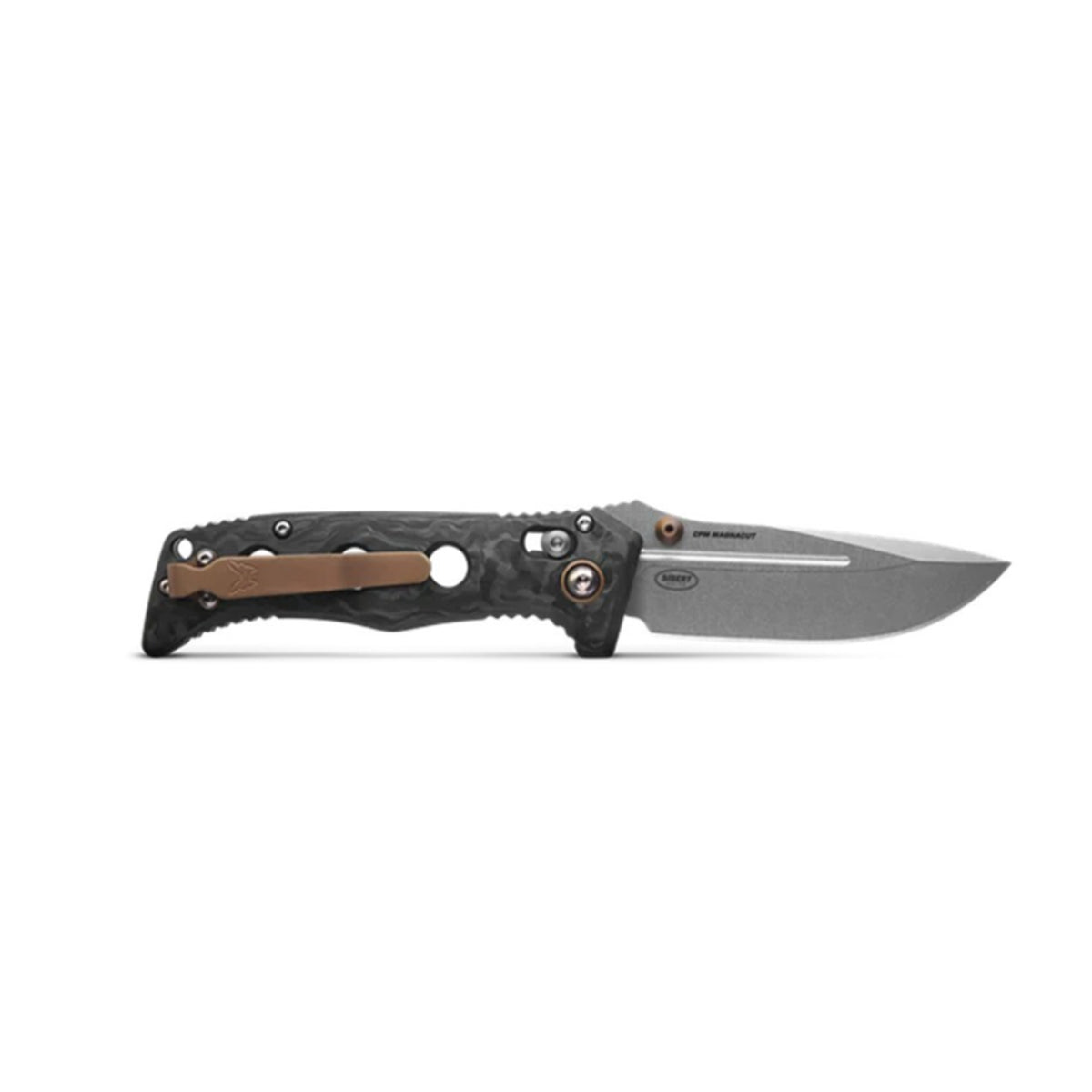 Toughness doesn’t take a day off. The 273-03 Mini Adamas®️ cleans up nicely with marbled carbon fibre&nbsp;handle scales and bright accents, bringing refined style to this utilitarian pocket tank. Featuring an ultra-tough CPM-Magnacut️ blade—this time with a satin finish—and nodding to its predecessors with FDE hardware, this classy weekday workhorse is ready for the weekend. www.moralepatches.com.au