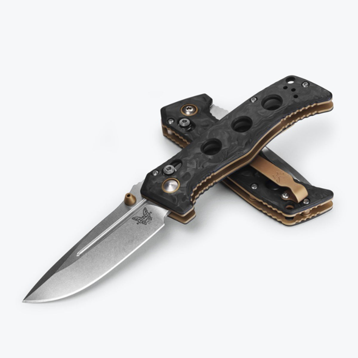 Toughness doesn’t take a day off. The 273-03 Mini Adamas®️ cleans up nicely with marbled carbon fibre&nbsp;handle scales and bright accents, bringing refined style to this utilitarian pocket tank. Featuring an ultra-tough CPM-Magnacut️ blade—this time with a satin finish—and nodding to its predecessors with FDE hardware, this classy weekday workhorse is ready for the weekend. www.moralepatches.com.au