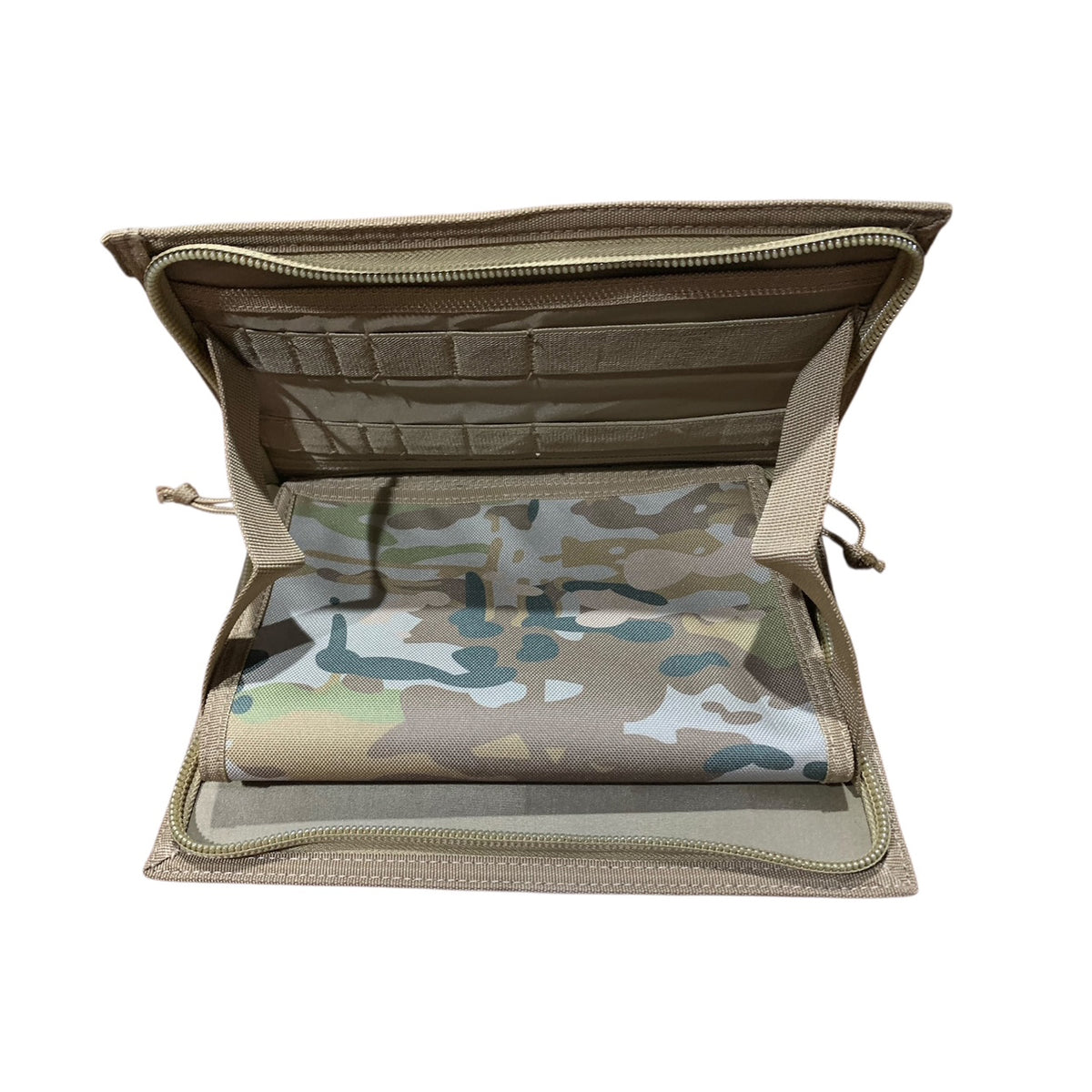 With the Officer/NCO Tactical Panel AMCU, you can easily and conveniently use maps and other navigational tools on a clean and protected surface. Its front boasts six PALS columns, providing ample room for attaching additional pouches. www.moralepatches.com.au
