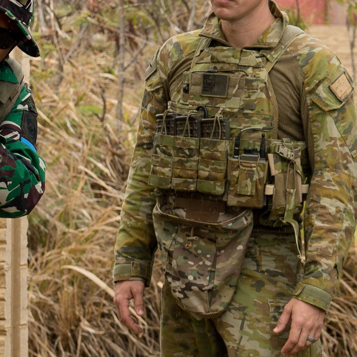 The ASAD Dump Pouch Modular is a highly versatile sub load dump pouch designed to be fastened via a Velcro panel to the lower edge of any plate carrier or chest rig that uses a hook and loop sandwich system. www.moralepatches.com.au pouch view australian army operator view