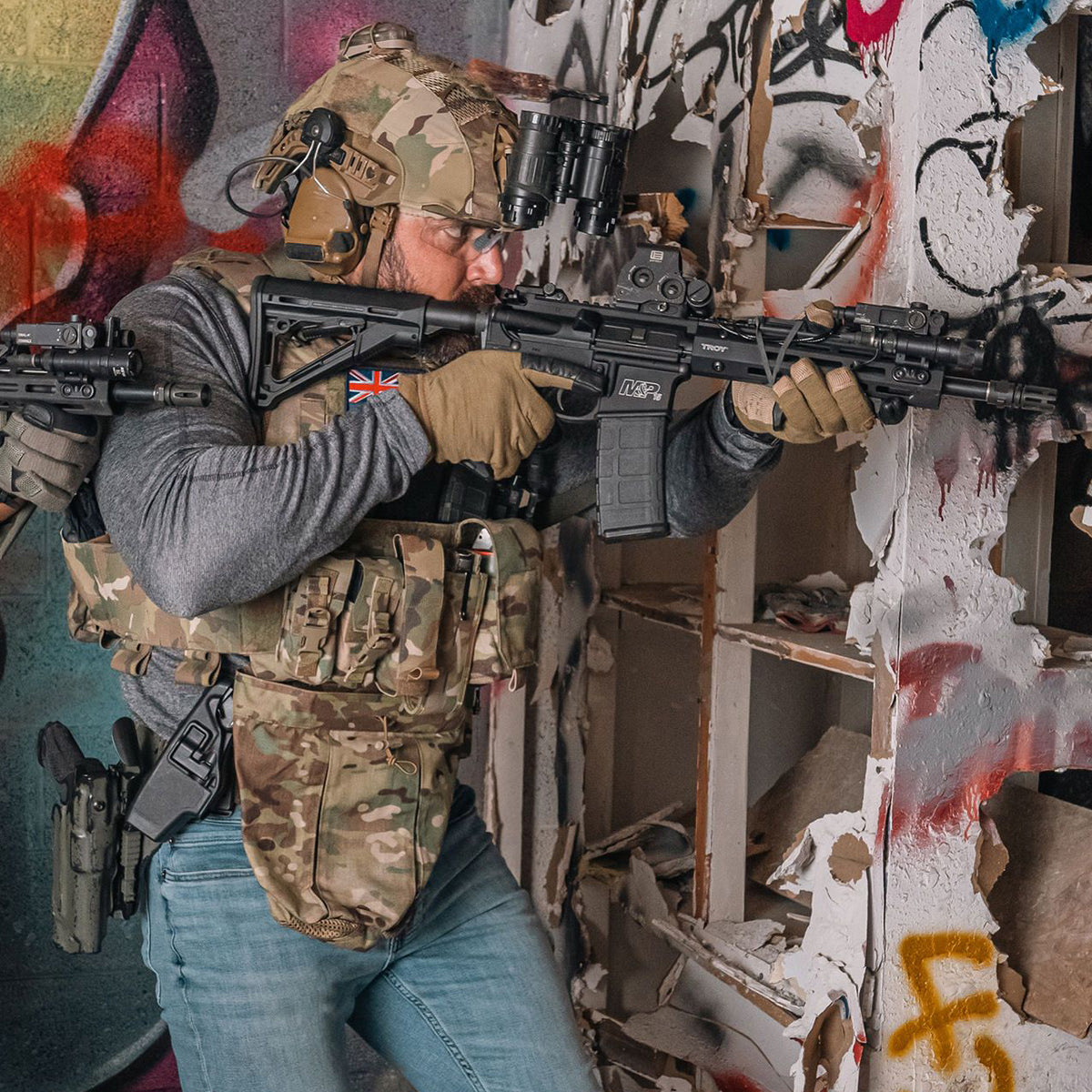 The ASAD Dump Pouch Modular is a highly versatile sub load dump pouch designed to be fastened via a Velcro panel to the lower edge of any plate carrier or chest rig that uses a hook and loop sandwich system. www.moralepatches.com.au pouch view tactical operator urban