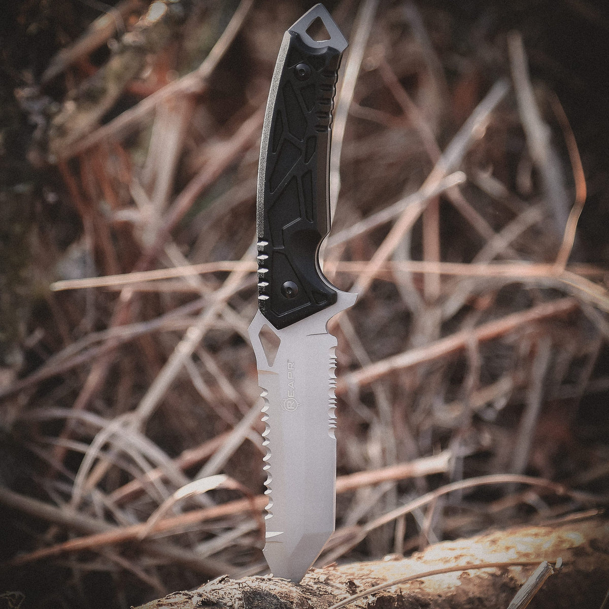 This serrated full tang knife is the ideal camping and hunting companion. The REAPR 11011 Javelin Fixed Blade Knife features a spiked window glass breaker and a sawed-back dual edge serrated camping knife for cutting twigs and twine and branches. www.moralepatches.com.au